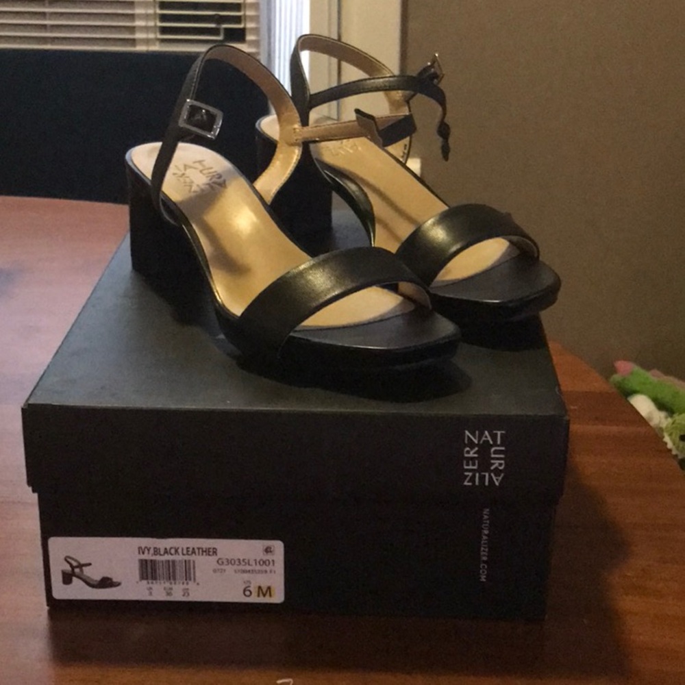 Naturalizer Ivy Sandal size 6 in Black